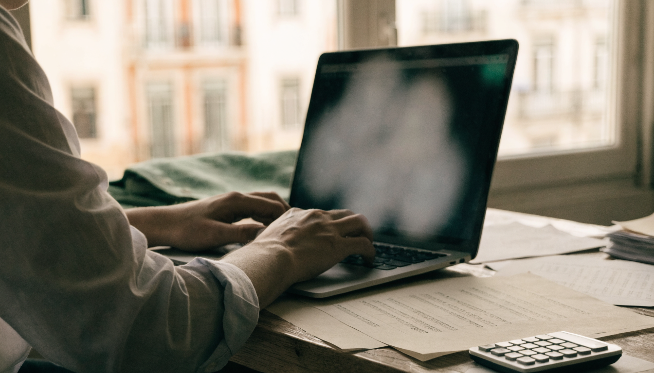 Dono de PME em Portugal a automatizar faturação e orçamentos com IA num portátil