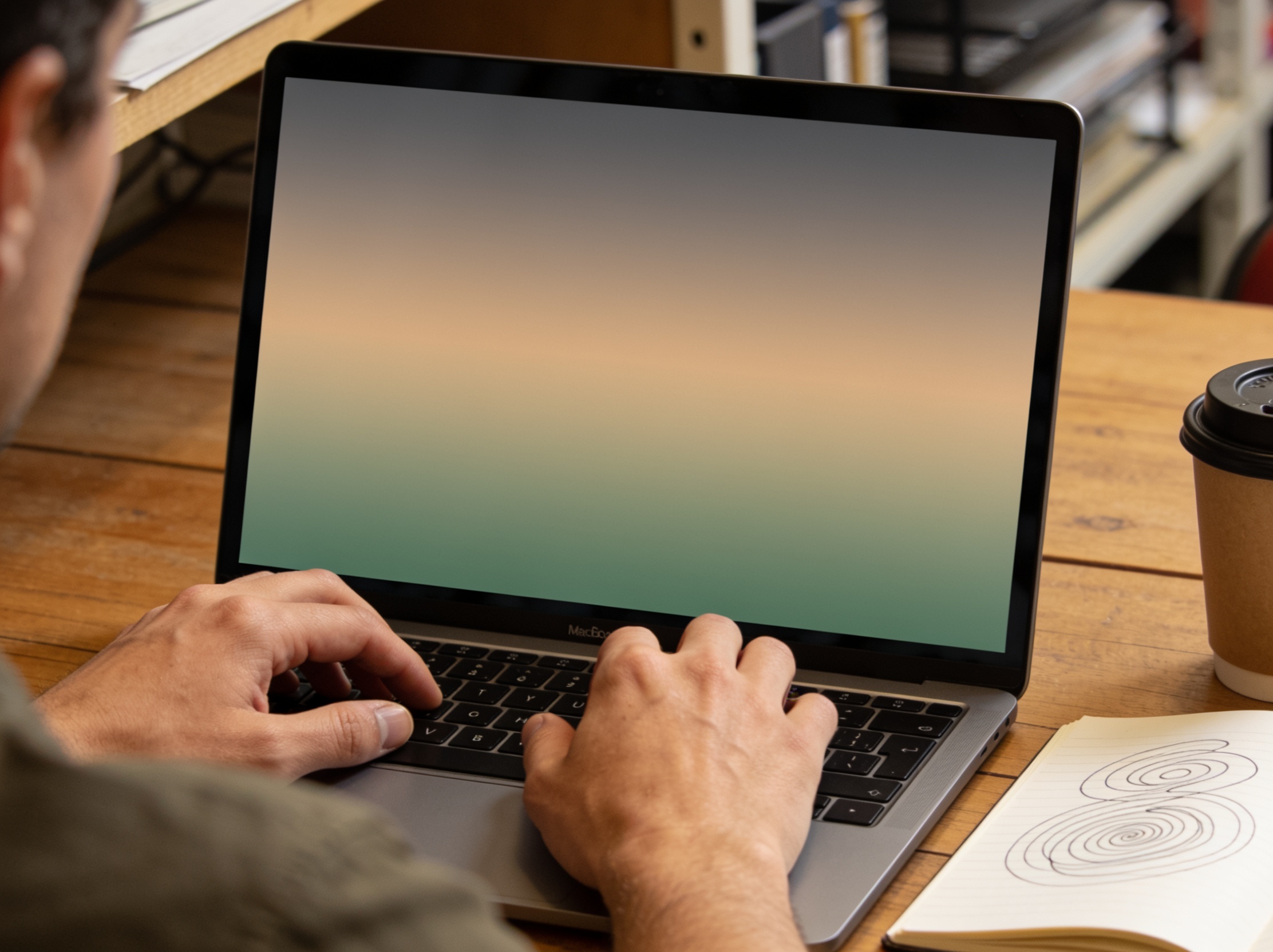 Ecrã de CRM com IA a priorizar leads por urgência num negócio pequeno