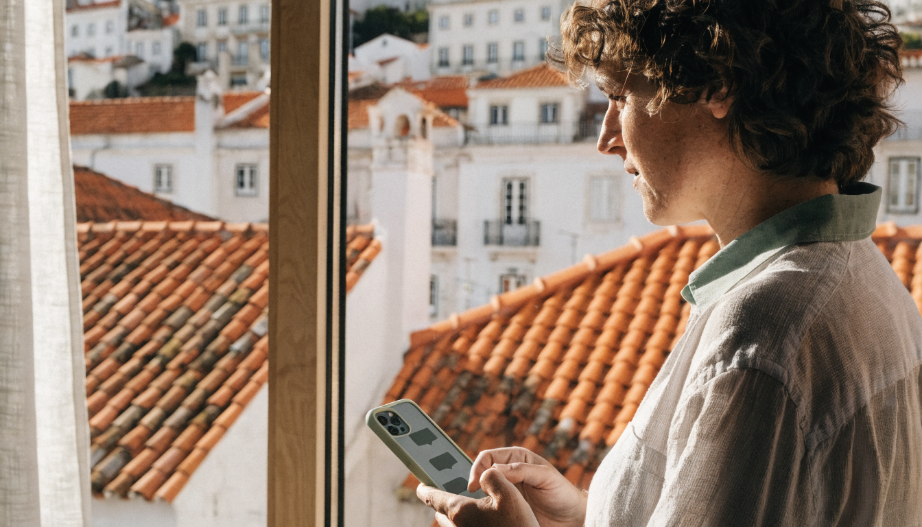 Agente imobiliário em Lisboa a responder a um lead pelo telemóvel com IA