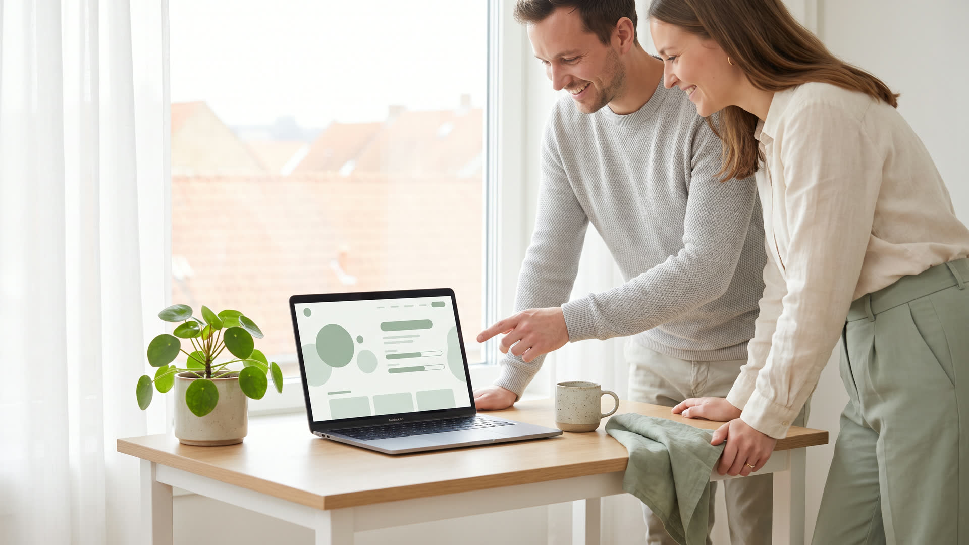 Une équipe qui révise et met à jour un site web, en prenant soin du site chaque mois